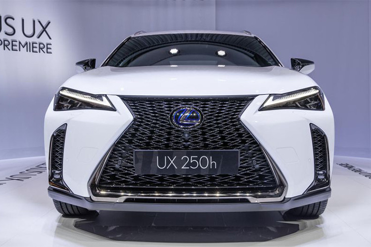 Ngoại hình của UX khá sắc sảo và góc cạnh, nó mang ngôn ngữ đặc trưng của Lexus hiện đại. Xe sở hữu các viền hốc bánh xe to đậm, nhấn mạnh phong cách trẻ trung năng động. Chi tiết đèn định vị đặc trưng của thương hiệu xe sang Nhật Bản được tích hợp chung vào cụm đèn pha.