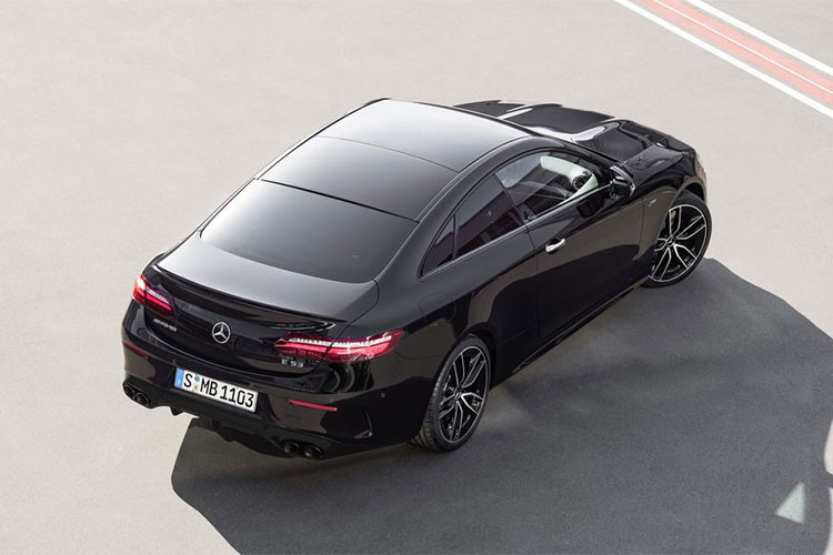 Trong khi đó bản cao cấp hơn là E450 trang bị động cơ nâng cấp V6 3-lít tăng áp kép, sản sinh công suất 362 mã lực (270 kW/367 PS) và mô men xoắn cực đại 500 Nm (369 lb-ft). So với “đàn anh” E400 bị thay thế, E450 mạnh hơn 33 mã lực và 20 Nm mô men xoắn.