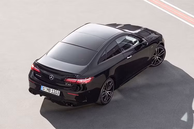 Trong khi đó bản cao cấp hơn là E450 trang bị động cơ nâng cấp V6 3-lít tăng áp kép, sản sinh công suất 362 mã lực (270 kW/367 PS) và mô men xoắn cực đại 500 Nm (369 lb-ft). So với “đàn anh” E400 bị thay thế, E450 mạnh hơn 33 mã lực và 20 Nm mô men xoắn.