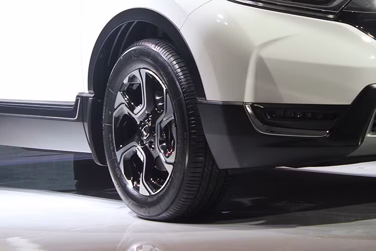 Ngoài ra, Honda CR-V 2017 bản 7 chỗ ngồi cũng có chắn bùn phồng lên, đường viền cửa sổ hất lên ở cột D. Xe được trang bị bộ vành hợp kim 18 inch với 6 chấu hình tua-bin và sơn 2 màu, kết hợp cùng lốp 235/60 R18. Trong khi đó, bản trang bị thấp của Honda CR-V 2017 sẽ chỉ đi kèm bộ vành hợp kim 17 inch và lốp 235/65 R17. 