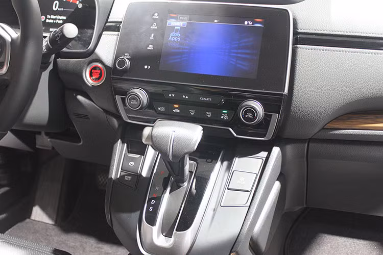 Hàng ghế thứ 2 và 3 của Honda CR-V 2017 thế hệ thứ 5 này cũng có thể ngửa ra phía trước, sau tùy ý. Ngoài ra, hàng ghế thứ 2 còn có thể trượt lên trước hoặc về sau và gập xuống để tạo lối đi cho hành khách. Đặc biệt so với phiên bản 5 chỗ thì hàng ghế thứ 2 còn có độ ngã lưng sâu hơn. 