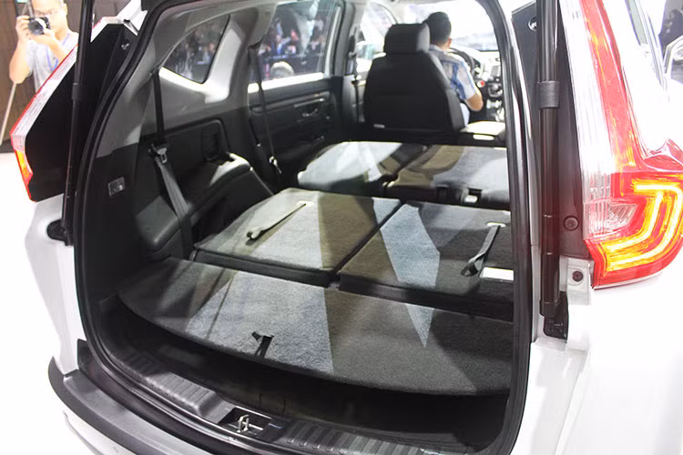 Về trang bị, Honda CR-V 7 chỗ đi kèm vô lăng đa chức năng, màn hình cảm ứng 7 inch cho hệ thống thông tin giải trí, hỗ trợ ứng dụng Apple CarPlay và Android Auto, dàn âm thanh 8 loa cùng phanh đỗ xe điện tử. Ngoài ra phải kể đến cửa cốp chỉnh điện rảnh tay phía sau. Chiều cao của cửa cốp sau cũng có thể điều chỉnh khi cần.