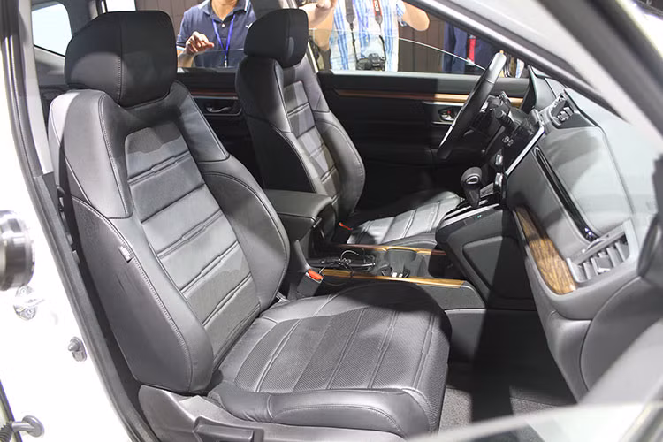 Tương tự như phiên bản được ra mắt tại Mỹ vào năm ngoái, Honda CR-V 2017 tại Việt Nam cũng có cửa gió điều hòa cho hàng ghế thứ 2. Trong khi đó, hàng ghế thứ 3 có cửa gió điều hòa trên trần. Chi tiết này cho thấy CR-V 7 chỗ có 2 giàn lạnh riêng biệt, đây là một ưu thế manh hơn so với các đối thủ như Nissan X-Trail hay Mitsubishi Outlander.