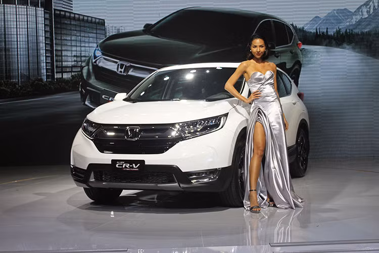 Về thiết kế tổng thể, mẫu xe Honda CR-V 2017 phiên bản 7 chỗ sắp ra mắt tại Việt Nam có diện mạo tổng thể gần như giống hệt xe từng ra mắt tại thị trường Thái Lan, Indonesia... So với phiên bản cũ, kích thước của CR-V 2018 tăng thêm đáng kể. Chiều dài, rộng, cao lần lượt 4.587 x 1.854 x 1.666 mm. Trục cơ sở ở mức 2.659 mm.