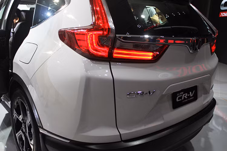 Mặc dù có 7 chỗ ngồi nhưng chiều dài của CR-V 2017 tại Việt Nam sẽ không dài hơn phiên bản Mỹ. Phần đuôi xe cũng được Honda trang bị cụm đèn hậu dạng LED hình chữ L lạ mắt, đèn LED ban ngày dưới gầm. Ngoài ra, đuôi xe còn thêm điểm nhấn thanh ngang tích hợp logo Honda.