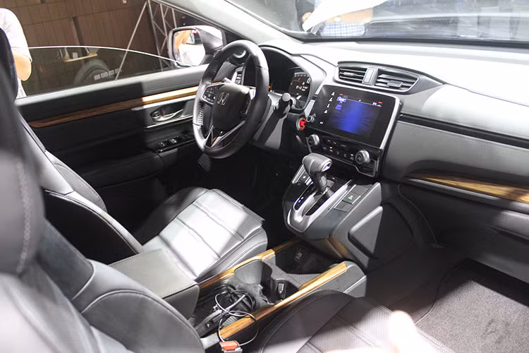 Bên trong, kiến trúc tổng thể của khoang cabin vẫn giữ phong cách quen thuộc trên phiên bản Mỹ nhưng được sắp xếp lại một số chi tiết. Cụm đồng hồ đo tốc độ điện tử có thiết kế giống Civic, vô lăng 3 chấu thể thao, đặc biệt là khu vực cần số của phiên bản cao cấp sử dụng hoàn toàn bằng nút bấm chứ không dùng cần số như các mẫu xe truyền thống.