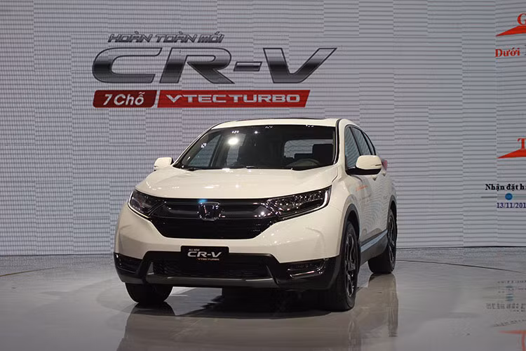 Nâng cấp động cơ, gia tăng tiện ích, thay đổi thiết kế, Honda CR-V thế hệ thứ 5 còn được trang bị các tính năng tiên tiến khác như: Hệ thống cảnh báo chống buồn ngủ (Driver Attention Monitor), Cửa sổ trời toàn cảnh Panorama, Chế độ giữ phanh tự động, Cốp điện tự động và Hệ thống hỗ trợ đánh lái chủ động (AHA).