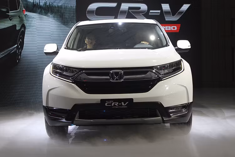 Thiết kế bên ngoài của CR-V phiên bản 7 chỗ hoàn toàn mới thay đổi đáng kể. Cụm đèn pha, đèn sương mù, cản trước thiết kế lại hoàn toàn. Đuôi xe phong cách mới. Đuôi xe thay đổi hoàn toàn phong cách so với thế hệ cũ, cụm đèn chiếu hậu hình đôi cánh. Toàn bộ hệ thống đèn của CR-V 2017 đều dùng bóng LED trên phiên bản L và G.