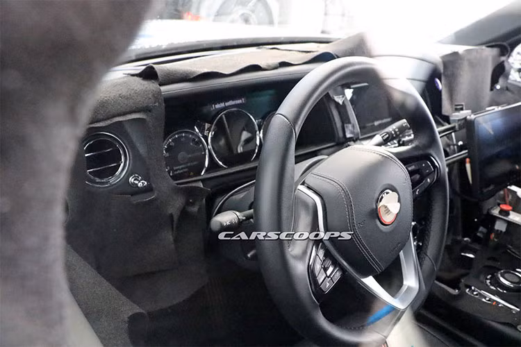 Một trong những tính năng đáng chú ý của Rolls-Royce Cullinan chính là cặp ghế sang trọng và tiện nghi có tên Viewing Suite ở phía sau cốp. Đi cùng với cặp ghế da có tựa lưng này là một chiếc bàn nhỏ ở giữa.