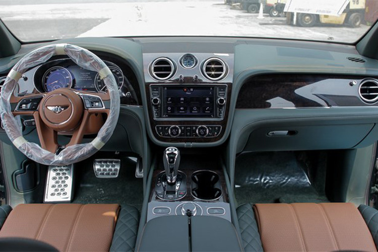 Bên trong nội thất Bentley Bentayga được bọc da cao cấp và ốp gỗ sang trọng. Bentley cho biết, họ phải dùng đến 12 bộ da bò với tiêu chuẩn khắt khe nhất để phủ kín không gian phía bên trong xe. Vô lăng bọc da, chỉnh điện 4 hướng, cần tới 3 mét chỉ, 5 giờ làm việc và 620 mũi khâu để bọc da vô lăng.