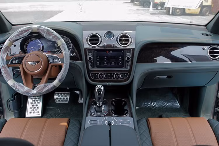 Bên trong nội thất Bentley Bentayga được bọc da cao cấp và ốp gỗ sang trọng. Bentley cho biết, họ phải dùng đến 12 bộ da bò với tiêu chuẩn khắt khe nhất để phủ kín không gian phía bên trong xe. Vô lăng bọc da, chỉnh điện 4 hướng, cần tới 3 mét chỉ, 5 giờ làm việc và 620 mũi khâu để bọc da vô lăng.