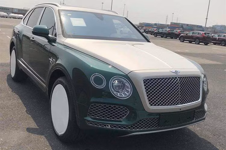 Theo thông tin từ phía nhà phân phối Bentley Hà Nội cho biết, chiếc s iêu SUV Bentley Bentayga mới này được đưa về Việt Nam theo diện chính hãng cùng với một chiếc khác. Bentley Bentayga hiện là mẫu SUV siêu sang đang được đánh giá rất cao trên thế giới cũng như tại Việt Nam.