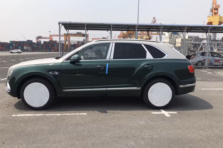 Chiếc Bentayga mới cập cảng Hải Phòng này, khác biệt với những chiếc về trước đó khi mang trên mình màu xanh lá phối cùng màu trắng sữa độc đáo. Nắp ca-pô, mui xe và nửa trên phần đuôi có màu trắng sữa trong khi thân xe có màu xanh lá. Những chi tiết còn lại vẫn tương tự những chiếc Bentayga khác được đưa về trước đó.