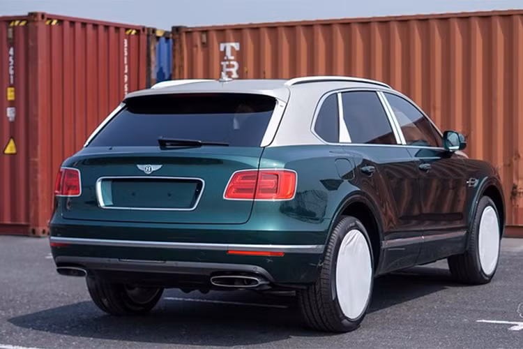 Trang bị sức mạnh cho mẫu siêu SUV Bentley Bentayga là khối động cơ xăng twin-turbo 6.0 lít W12 sản sinh công suất 608 mã lực, mô-men xoắn cực đại 900 Nm. Đi kèm với hộp số tự động 8 cấp tiêu chuẩn, xe tăng tốc từ 0 – 100 km/h chỉ trong 4,1 giây với tốc độ tối đa là 301 km/h.