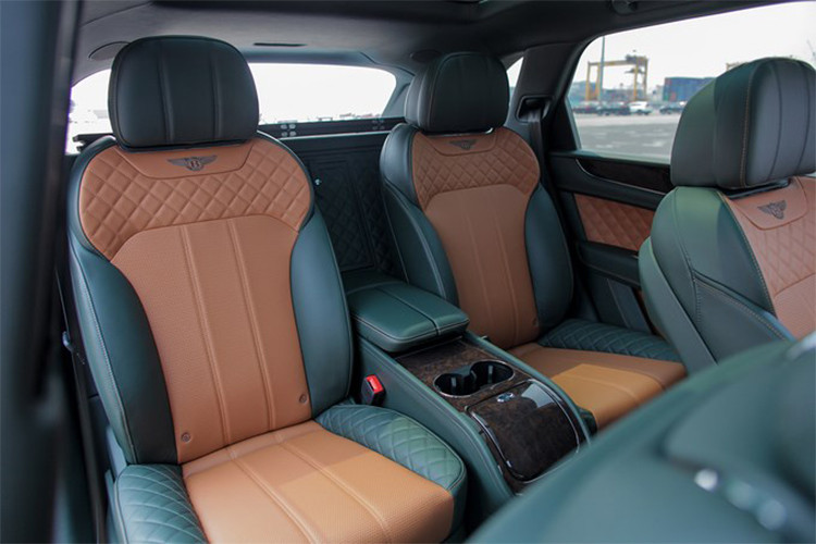 Ghế trước của xe có khả năng chỉnh điện 22 hướng, nhớ vị trí kết hợp massage 6 chương trình cùng hệ thống sưởi và thông gió. Bảng điều khiển trung tâm của Bentley Bentayga được trang bị màn hình kích thước 8 inch, ổ cứng 64 GB, đồng hồ analog thương hiệu siêu xe sang Bentley đặt phía trên cùng 2 cửa điều hòa.