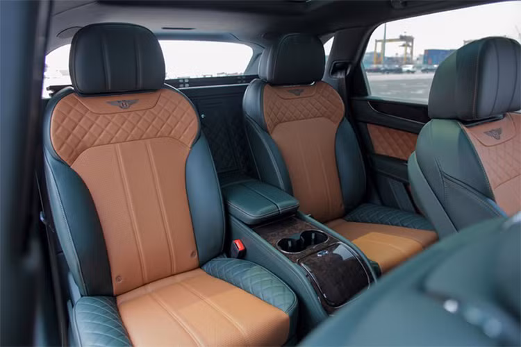 Ghế trước của xe có khả năng chỉnh điện 22 hướng, nhớ vị trí kết hợp massage 6 chương trình cùng hệ thống sưởi và thông gió. Bảng điều khiển trung tâm của Bentley Bentayga được trang bị màn hình kích thước 8 inch, ổ cứng 64 GB, đồng hồ analog thương hiệu siêu xe sang Bentley đặt phía trên cùng 2 cửa điều hòa.