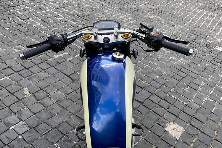 Phần bình xăng của chiếc xe cũng vẫn giữ lại của Honda LA 250 nguyên bản nhưng đã được gò lại thuôn và dài hơn, tuy nhiên cặp nắp che hai bên ắc quy đã được thay thế với kích thước lớn hơn. Đồng hồ cơ của xe được làm mới dạng led - kỹ thuật số phong cách hiện đại.