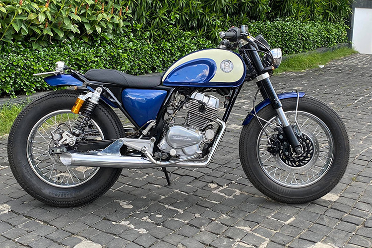 Chiếc Honda LA250 đời 1983 có kiểu dáng khá "già" và kém hấp dẫn, chính vì vậy anh Nguyễn Vi Tự - chủ xưởng độ xe máy Tự Thanh Đa có tiếng tại TP HCM đã bắt tay vào để biến nó thành một mẫu xe mang phong cách phong cách street bob mới mẻ và đẹp mắt hơn.