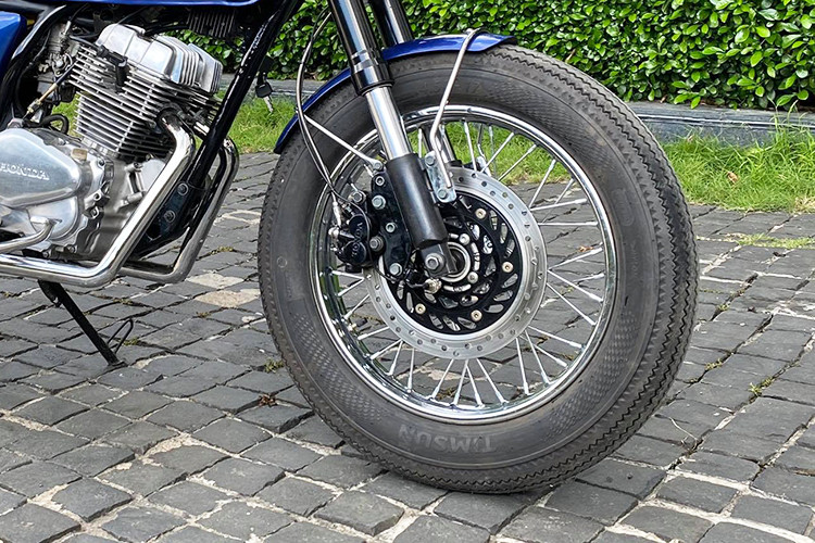 Hệ thống đèn xi nhan cũng được làm mới dạng quả nhót nhưng dạng led có độ báo nháy khá ấn tượng. Lốp xe cũng được làm mới với kích cỡ 450/17 phía trước và 500/16 phía sau, đi kèm lốp Timsun vân vintage. Ngoài ra, dè trước và sau cũng được gọt lại đẹp và thoáng hơn - đèn hậu thiết kế dạng bóng đơn ốp mạ crom khá đặc biệt...