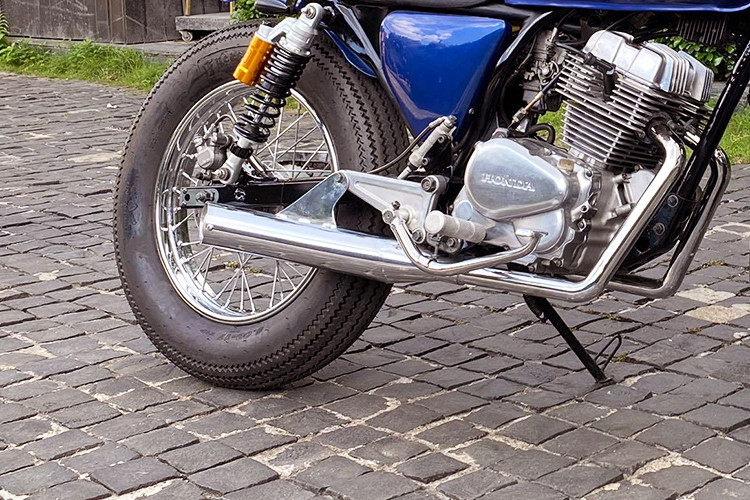 Yên xe và hệ thống treo của chiếc Honda LA 250 độ này cũng đã được làm mới với phuộc up side trước, sau của thương hiệu Ohlins. Hệ thống ống xả được garage Tự Thanh Đa gia đông lại bằng tay giúp cho chiếc xe lực hơn, tiếng nổ cũng hoàn toàn khác so với nguyên bản.