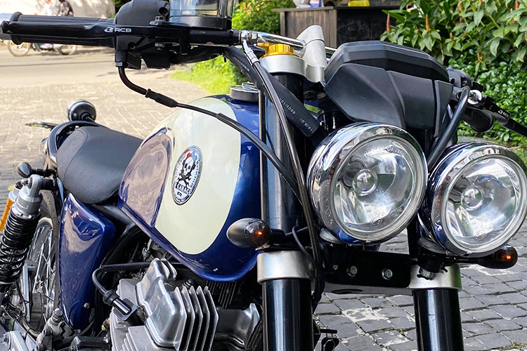 Về ngoại hình, chiếc Honda LA250 đời 1983 này đã được sơn và làm mới lại hoàn toàn với màu sắc cá tính. Gây chú nhất với người nhìn chính là cụm đèn pha đôi được lấy từ mẫu xe Triumph Street triple, tay lái của xe giữ nguyên nhưng hạ thấp hơn đậm phong cách đường phố.