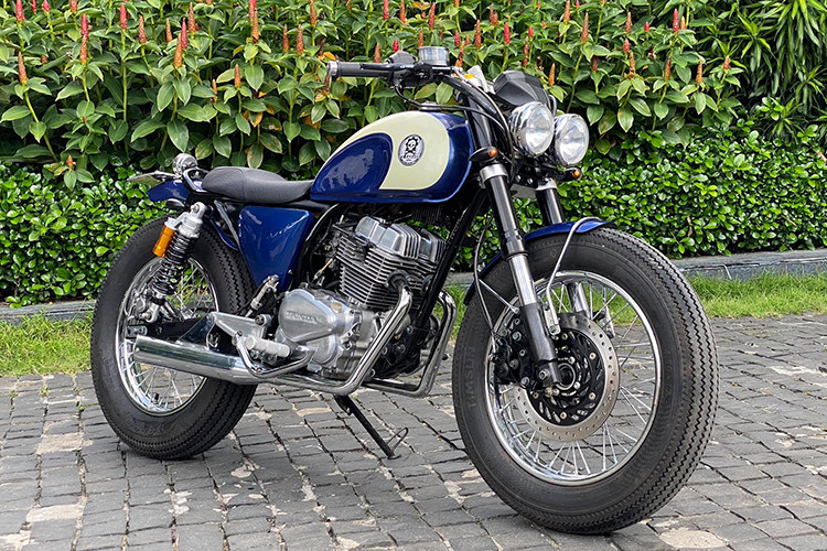 Từng được nhập rất nhiều về Việt Nam những năm 80 đến 90 trước đây để phục vụ các lực lượng khối cơ quan Nhà nước, những chiếc Honda LA250 đời cũ sau khi được thanh lý có giá khá rẻ và được nhiều người chơi xe phân khối lớn lựa chọn để độ chế với nhiều phong cách khác nhau.