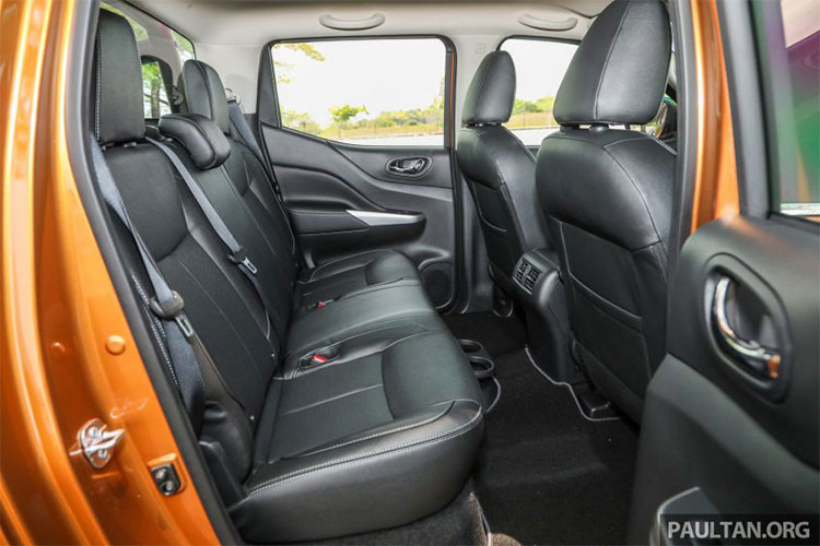 Xe vẫn dùng động cơ giống bản VL, tức là động cơ turbodiesel 2.5L công suất 187 mã lực và mô-men xoắn 450 Nm tại 2.000 vòng/phút. Động cơ VGS tăng áp này kết hợp với hộp số tự động 7 cấp có chế độ số sàn và hệ dẫn động 4 bánh. Trong khi đó, các phiên bản từ E đến V dùng động cơ yếu hơn - 2.5L công suất 160 mã lực và mô-men xoắn 403 Nm.