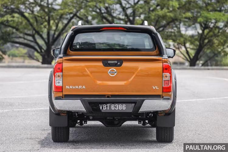 Giá xe Nissan Navara VL Plus từ 119.869 ringgit (29.300 USD - khoảng 682 triệu đồng) ở Malaysia, đắt hơn 5.840 ringgit (1.400 USD) so với mức 114.029 ringgit (27.900 USD) của bản VL - phiên bản cũng được trang bị khá tốt, với bộ vành hợp kim 18", đèn pha và dải đèn chiếu sáng ban ngày LED, đèn sương mù, ghế và vô-lăng bọc da,...