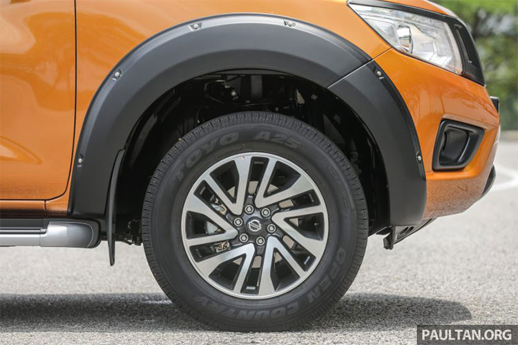 Thùng hàng của Navara VL Plus mới có sức chứa 1 tấn hàng. Các chi tiết khác như bộ mâm đa chấu với các nan hình chữ V, một số điểm nhấn ở đầu đèn và các chi tiết phía sau cũng giúp cho xe thể thao và mạnh mẽ hơn.