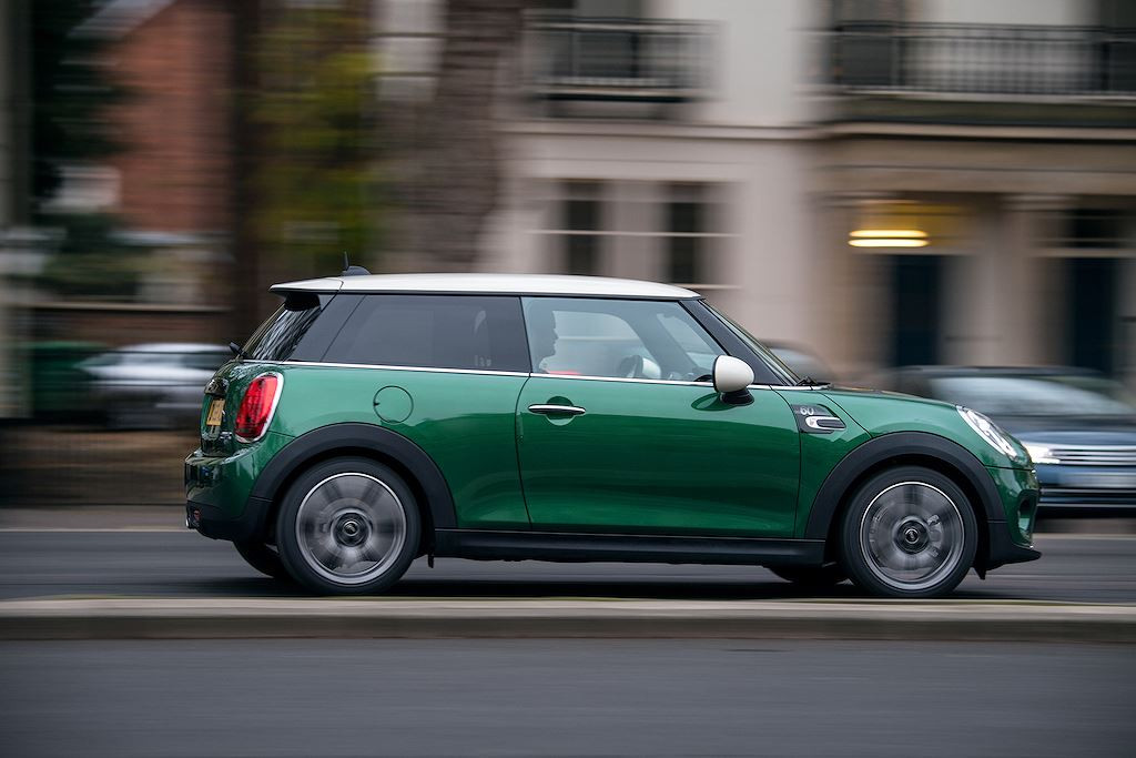 Sẽ chỉ có 500 chiếc được ra mắt tại Anh quốc và sẽ là khởi đầu cho 1 năm với nhiều lễ kỉ niệm của MINI. Được biết, giá của những chiếc MINI phiên bản giới hạn này sẽ từ 38.532 USD (khoảng 893 triệu đồng).