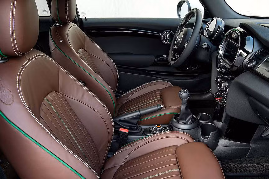 Xe được trang bị màn hình cảm ứng 8.8 inch đi kèm hệ thống định vị kết nối Bluetooth và Apple CarPlay tiêu chuẩn, sạc không không dây và 1 số dịch vụ trợ giúp. Ngoài ra, gói tuỳ chọn Comfort Plus cũng được tích hợp và bổ xung camera lùi, hệ thống giữ khoảng cách, cuộc gọi khẩn cấp...