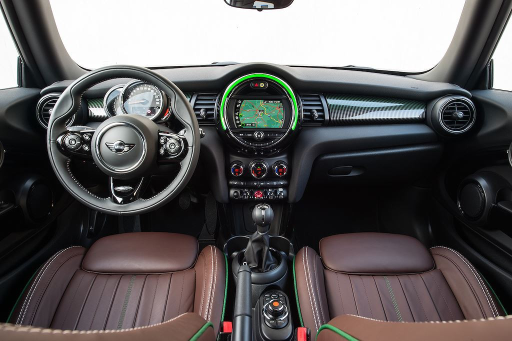 Toàn bộ các ghế ngồi đều được bọc da cao cấp "Mini Yours Leather Lounge 60 Years" với màu nâu đỏ sang trọng, trong khi những tấm ốp trang trí của MINI 60 Years Edition cũng có bề mặt sơn họa tiết sọc độc đáo.