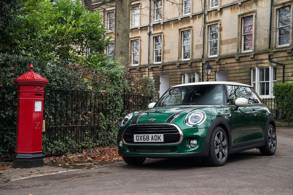 Được bán với 2 kiểu thân xe là hatchback 3 cửa và 5 cửa, MINI 60 Years Edition đã được trang trí lại hoàn toàn từ trong ra ngoài với chủ đề kỷ niệm 60 năm của thương hiệu xe ôtô MINI.