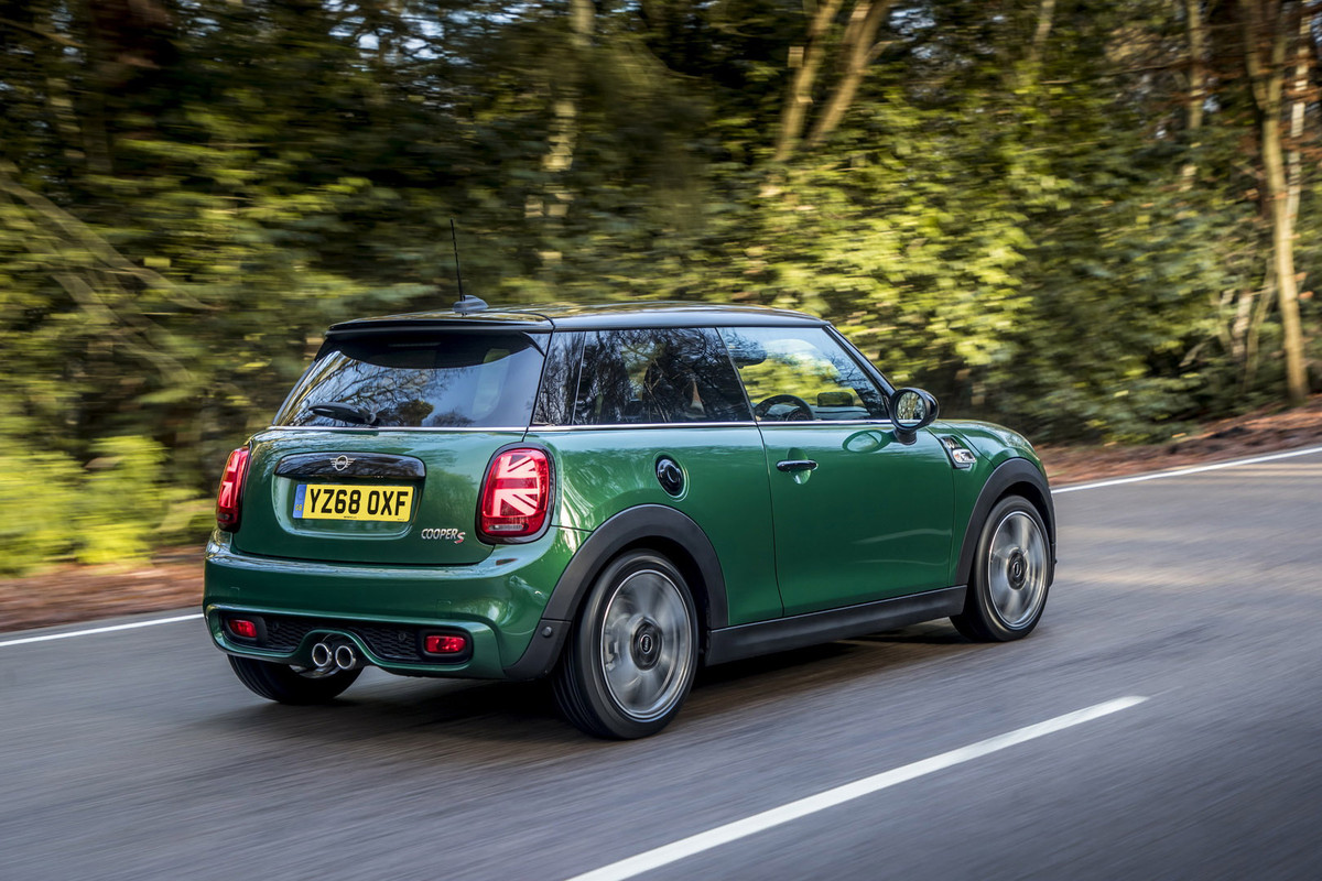 Nằm dưới nắp ca-pô, hãng xe hơi Anh quốc các phiên bản MINI 60 Years Edition sẽ sở hữu 1 trong 4 tùy chọn động cơ - 2 xăng và 2 diesel. Các động cơ này có công suất dao động từ 136 tới 192 mã lực.