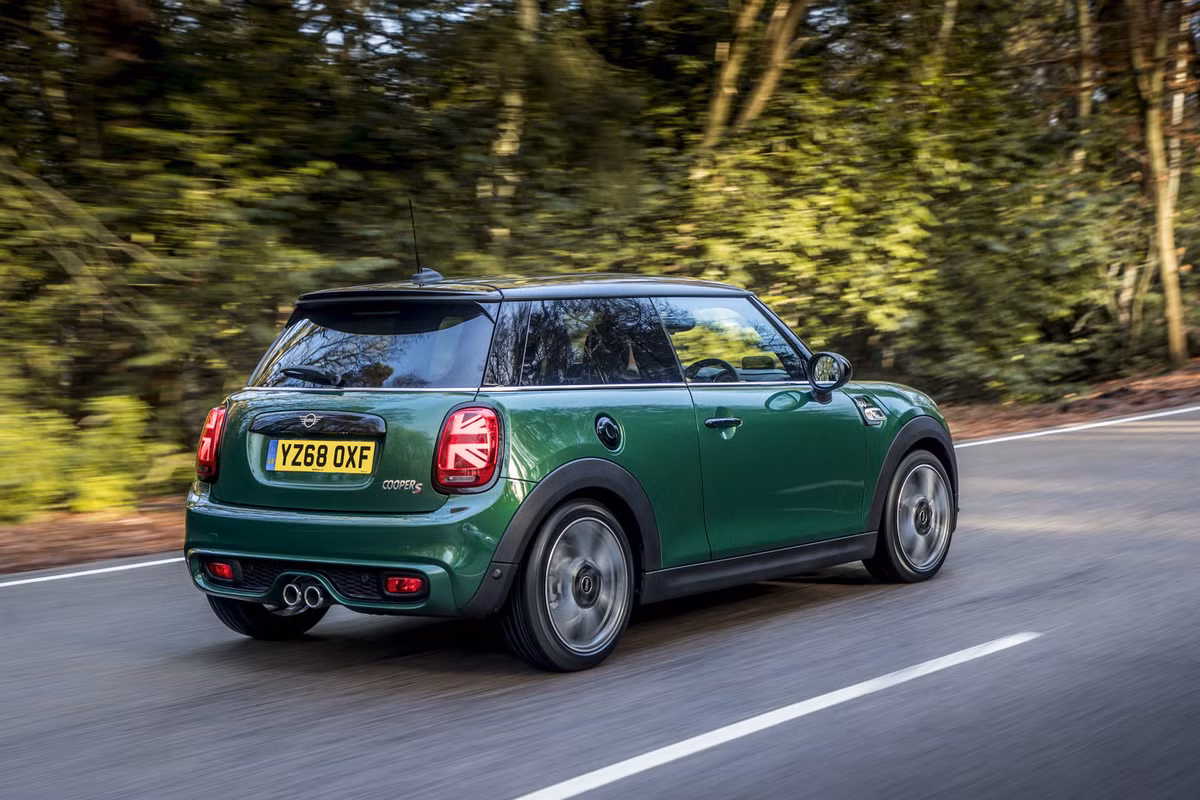 Nằm dưới nắp ca-pô, hãng xe hơi Anh quốc các phiên bản MINI 60 Years Edition sẽ sở hữu 1 trong 4 tùy chọn động cơ - 2 xăng và 2 diesel. Các động cơ này có công suất dao động từ 136 tới 192 mã lực.