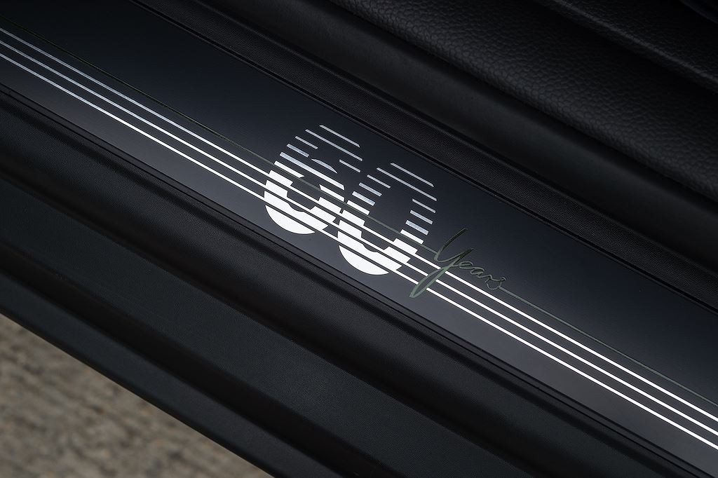 Ngay khi mở cửa xe ra, người lái và hành khách sẽ được đón chào bởi đèn LED ẩn phản chiếu logo 60 năm xuống đất, cũng như bậc bước chân đặc biệt. Các logo này cũng xuất hiện khắp nơi bên trong nội thất của chiếc xe, bao gồm cả những chiếc ghế thể thao ôm lưng hơn.