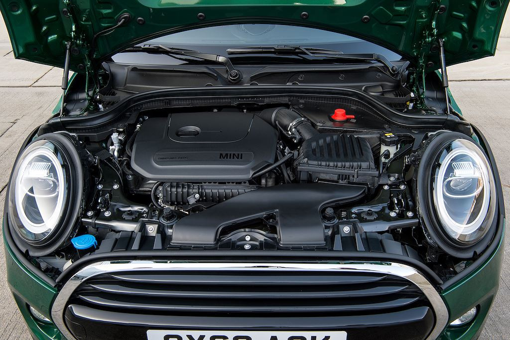 Là một phiên bản đặc biệt, MINI 60 Years Edition cũng sẽ có nhiều trang bị tiêu chuẩn hơn. Với gói trang bị mang tên 60 Years Chilli, chiếc xe sẽ sở hữu đèn pha cùng đèn sương mù full LED, chóa xi-nhan trong suốt, đèn hậu hình cờ Vương quốc Anh (Union Jack) và đèn trang trí nội thất cảm biến.