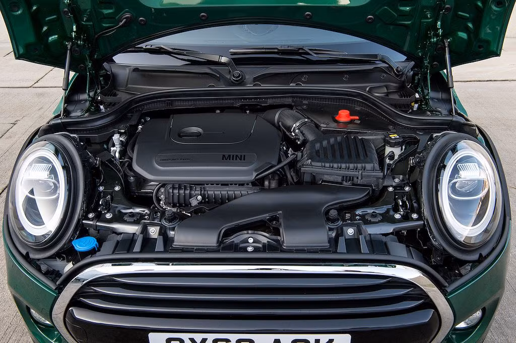 Là một phiên bản đặc biệt, MINI 60 Years Edition cũng sẽ có nhiều trang bị tiêu chuẩn hơn. Với gói trang bị mang tên 60 Years Chilli, chiếc xe sẽ sở hữu đèn pha cùng đèn sương mù full LED, chóa xi-nhan trong suốt, đèn hậu hình cờ Vương quốc Anh (Union Jack) và đèn trang trí nội thất cảm biến.