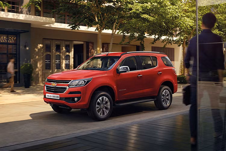 Từng ra mắt tại triển lãm VMS 2017, tuy nhiên do nhiều điều kiện khách quan mẫu xe SUV 7 chỗ nhập khẩu này chưa được phân phối chính thức ra thị trường mà phài đợi đến giữa năm 2018 này. Chevrolet Trailblazer đã được bán ở khá nhiều quốc gia đang phát triển từ năm 2012.