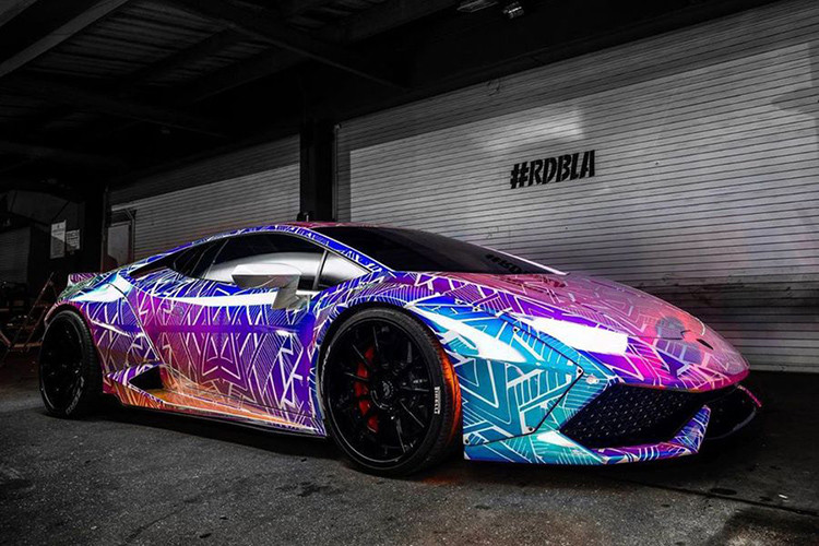 Vì muốn biến chiếc siêu xe Lamborghini Huracan độ Liberty Walk của mình nổi bật và độc đáo hơn nữa, nam ca sĩ đã tiếp tục nhờ tới sự giúp đỡ của đội ngũ RBDLA - một hãng độ Mỹ - những người đã đưa việc bọc ngoại thất ôtô lên một tầm cao mới.
