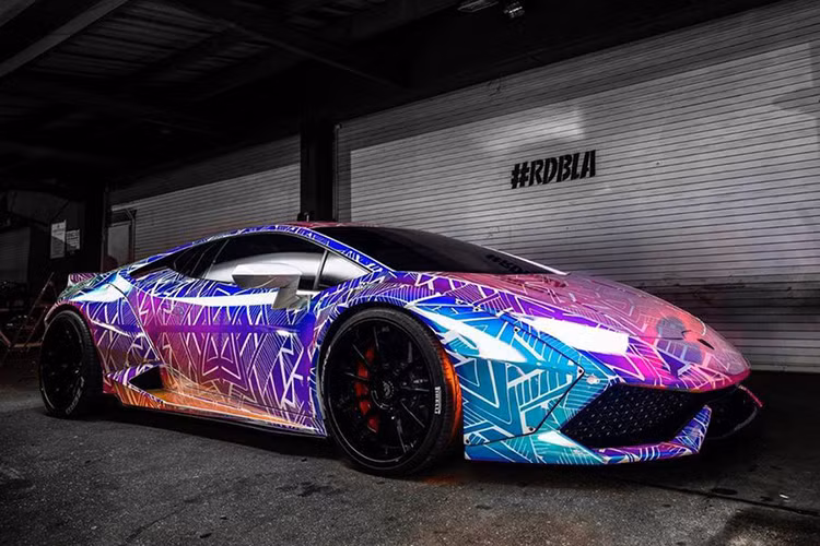 Vì muốn biến chiếc siêu xe Lamborghini Huracan độ Liberty Walk của mình nổi bật và độc đáo hơn nữa, nam ca sĩ đã tiếp tục nhờ tới sự giúp đỡ của đội ngũ RBDLA - một hãng độ Mỹ - những người đã đưa việc bọc ngoại thất ôtô lên một tầm cao mới.