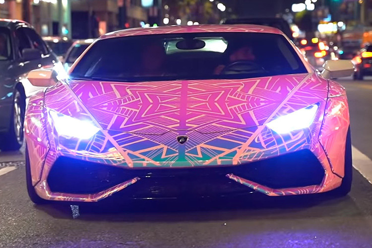 Ngoài bộ cánh mới đầy cá tính, siêu xe Lamborghini Huracan Liberty Walk của Chris Brown còn gây ấn tượng với ống xả và la-zăng hiệu Forgiato cùng nhiều chi tiết "thửa riêng" khá ấn tượng.