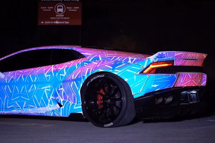 Quá trình bọc chiếc Huracan có ba giai đoạn và mất vài tuần để hoàn thành. Hãng độ Mỹ chia sẻ rằng lớp bọc trên vốn không được thiết kế ra để dành cho xe ôtô mà vào những mục đích sáng tạo khác.