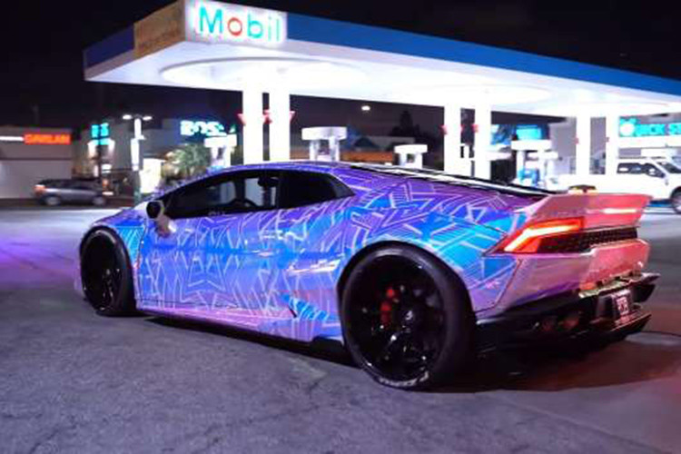 Không chỉ tỏa sáng trên đường phố vào ban ngày, chiếc Lamborghini Huracan độc nhất vô nhị này chắc chắn sẽ trở nên sống động hơn nữa vào ban đêm với các chi tiết phát sáng cùng hình khối cực kỳ mê hoặc.