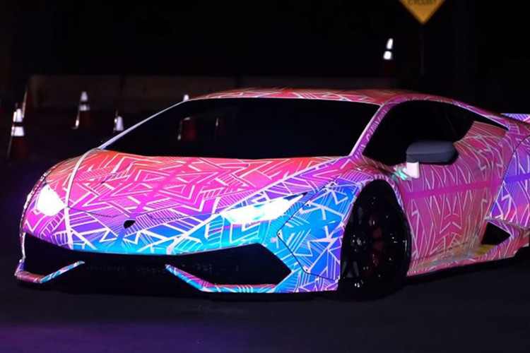 Kết quả là Chris Brown có được một chiếc Lamborghini Huracan bọc nhiều lớp, kết thúc bằng lớp phủ crôm kết hợp cùng hoa văn vô cùng độc đáo. Hiệu ứng phát sáng và đổi màu tùy theo điều kiện ánh sáng xung quanh làm cho chiếc Huracan trở nên thật đặc biệt.