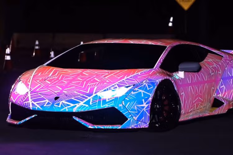 Kết quả là Chris Brown có được một chiếc Lamborghini Huracan bọc nhiều lớp, kết thúc bằng lớp phủ crôm kết hợp cùng hoa văn vô cùng độc đáo. Hiệu ứng phát sáng và đổi màu tùy theo điều kiện ánh sáng xung quanh làm cho chiếc Huracan trở nên thật đặc biệt.