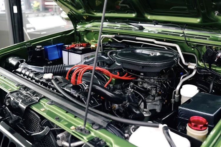 Xe còn có thêm một số tính năng mới như: điều chỉnh kính lái, phanh tay điện tử, sạc không dây... Lột xác bề ngoài chưa đủ, chủ xe còn gia tăng công suất động cơ sao cho xứng tầm với ngoại thất của xe. Hệ thống dây điện bên trong cũng được xử lý khéo léo, bọc thêm một lớp chống cháy cho an toàn khi sử dụng.