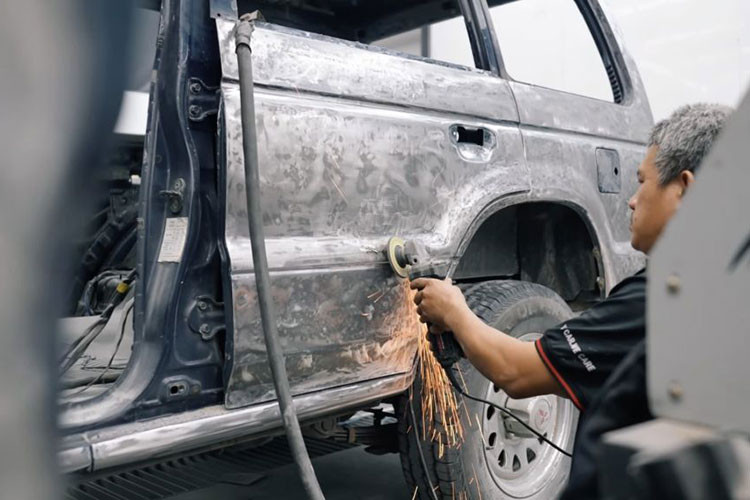 Mặc dù hệ thống đèn vẫn giữ nguyên thiết kế như cũ nhưng đã được tinh chỉnh để gia tăng cường độ sáng. Đồng thời, xe cũng được trang bị thêm đèn nóc và giá carbon. Thân xe Mitsubishi Pajero giờ đây được độ thêm bộ wide body mới. Các chi tiết như gương hay tay nắm cửa đều được thay thế giống hệt Mercedes-AMG G63.