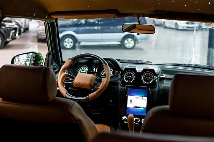 Về nội thất, toàn bộ khoang cabin cũng được độ lại. Nhiều chi tiết được bọc da, kết hợp với ốp carbon. Chiếc Mitsubishi Pajero được trang bị thêm hàng loạt các tiện ích như: đồng hồ kỹ thuật số sau vô-lăng, màn hình giải trí dạng dọc tích hợp camera 360 độ, dàn âm thanh ESB mới với một loa sub gầm đặt ở phía sau xe, 2 ghế trước có thể chỉnh điện, trần sao...