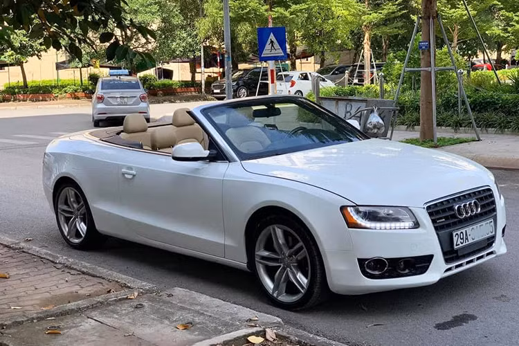 Tại thị trường Việt Nam, giá xe Audi A5 Cabriolet 2010 thời điểm mới xuất hiện ước tính bán ra khoảng 120 ngàn USD (tương đương khoảng 2,7 tỷ đồng). Sau khoảng 10 năm sử dụng, chiếc xe sang mui trần nhà Audi này được một chủ nhân tại Hà Nội chào bán với mức giá khoảng 1 tỷ đồng trên thị trường xe sang cũ.